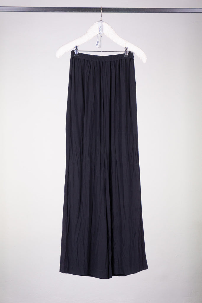 Weite Unisex-Hose mit elastischem Bund aus gecrashtem schwarzen Seidenstretch. KAYIKO Pure Black Kollektion – handgefertigte Avantgarde Designer Mode aus Wien| Wide unisex pants with elastic waistband in crashed black stretch silk. KAYIKO Pure Black Collection - buy handmade avant-garde designer fashion from Vienna