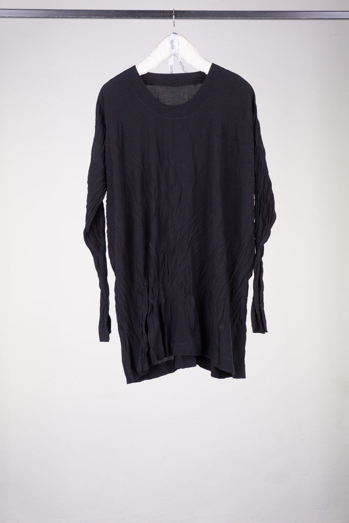 Unisex-Shirt mit rundem Ausschnitt aus schwarzem Reinseiden-Crêpe de Chine. KAYIKO Pure Black Kollektion – handgefertigte Avantgarde Designer Mode aus Wien | Unisex crew-neck shirt in black pure silk crepe de chine. KAYIKO Pure Black Collection - buy handmade avant-garde designer fashion from Vienna