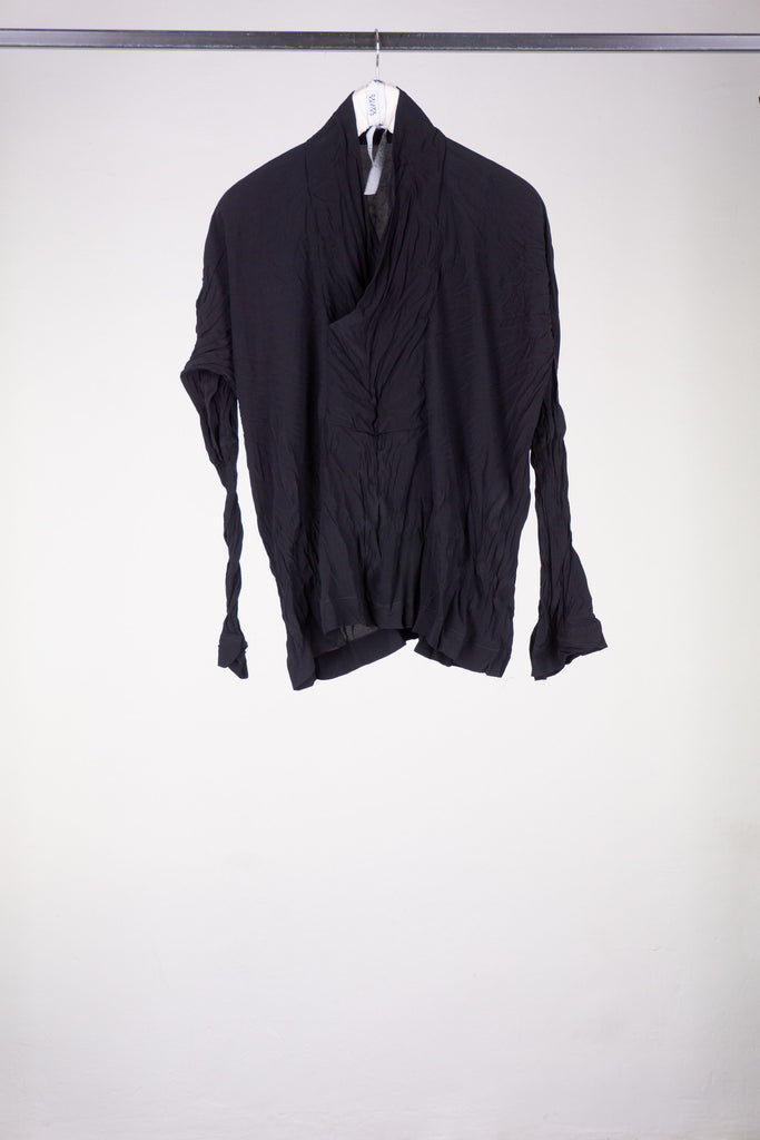 Unisex-Shirt mit Kimonokragen aus schwarzem Reinseiden-Crêpe de Chine. KAYIKO Pure Black Kollektion – handgefertigte Avantgarde Designer Mode aus Wien | Unisex shirt with kimono collar in black pure silk crepe de chine. KAYIKO Pure Black Collection - buy handmade avant-garde designer fashion from Vienna