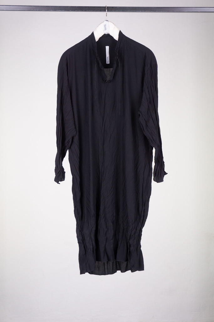 Unisex-Hemdkleid aus schwarzem Reinseiden-Crêpe de Chine, Stehkragen mit Schlitz und Seidenbändern. KAYIKO Pure Black Kollektion – handgefertigte Avantgarde Designer Mode aus Wien | Unisex shirt dress in black pure silk crepe de chine, high collar with slit and silk ribbons. KAYIKO Pure Black Collection - buy handmade avant-garde designer fashion from Vienna