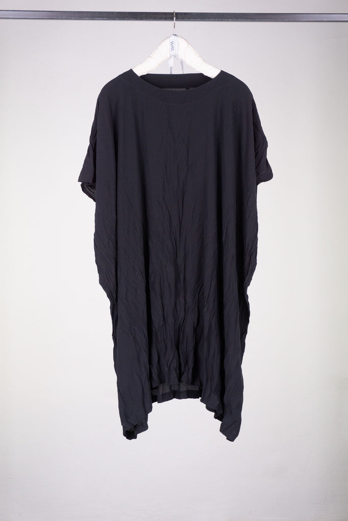 Unisex-Tunika mit rundem Ausschnitt aus schwarzem Reinseiden-Crêpe de Chine. KAYIKO Pure Black Kollektion – handgefertigte Avantgarde Designer Mode aus Wien | Unisex round-neck tunic in black pure silk crepe de chine. KAYIKO Pure Black Collection - buy handmade avant-garde designer fashion from Vienna