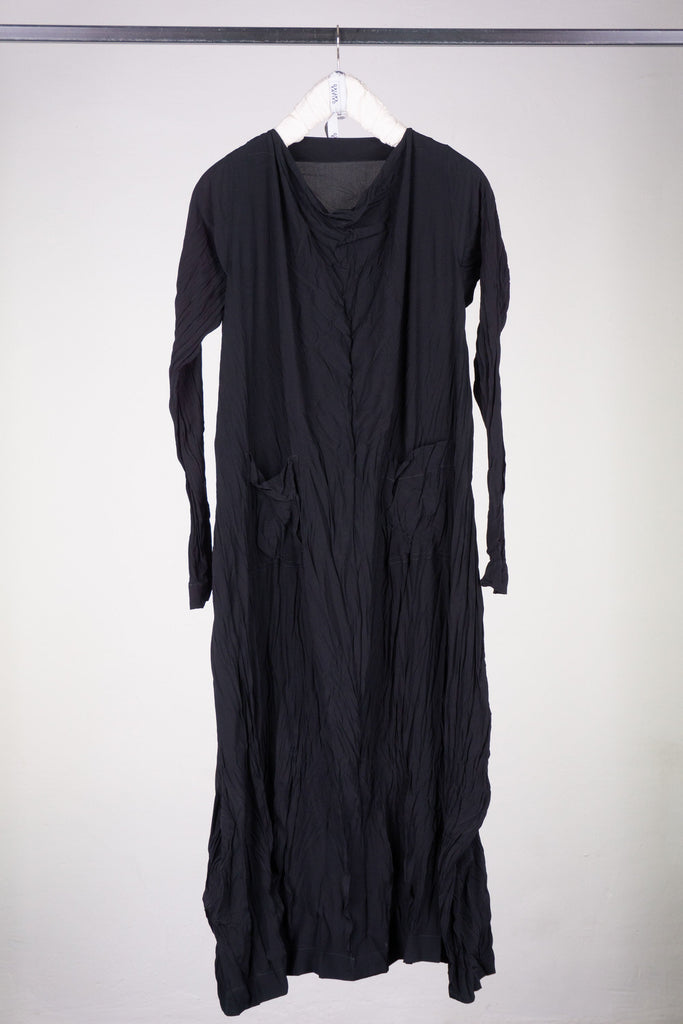 Kleid aus schwarzem Reinseiden-Crêpe de Chine mit Wasserfall-Kragen und langen Ärmeln. KAYIKO Pure Black Kollektion – handgefertigte Avantgarde Designer Mode aus Wien| Black pure silk crepe de chine dress with a waterfall collar and long sleeves. KAYIKO Pure Black Collection - buy handmade avant-garde designer fashion from Vienna