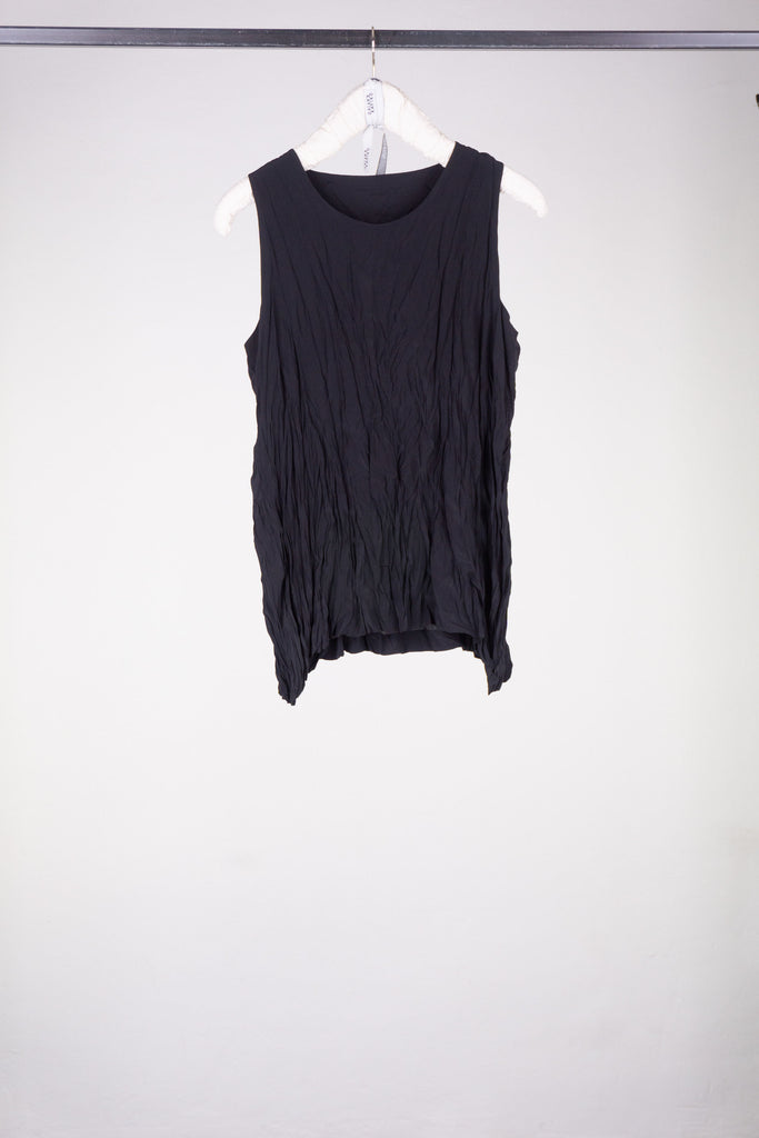 Ärmelloses Shirt in leichter A-Form mit rundem Ausschnitt aus schwarzem Reinseiden-Crêpe de Chine. KAYIKO Pure Black Kollektion – handgefertigte Avantgarde Designer Mode aus Wien | Sleeveless shirt in a slight A-shape with a round neckline made of black pure silk crepe de chine. KAYIKO Pure Black Collection - buy handmade avant-garde designer fashion from Vienna