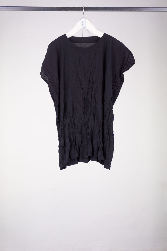 Ärmelloses Unisex-Top mit rundem Ausschnitt aus schwarzem Reinseiden-Crêpe de Chine. KAYIKO Pure Black Kollektion – handgefertigte Avantgarde Designer Mode aus Wien | Sleeveless unisex top with a round neckline in black pure silk crepe de chine. KAYIKO Pure Black Collection - buy handmade avant-garde designer fashion from Vienna