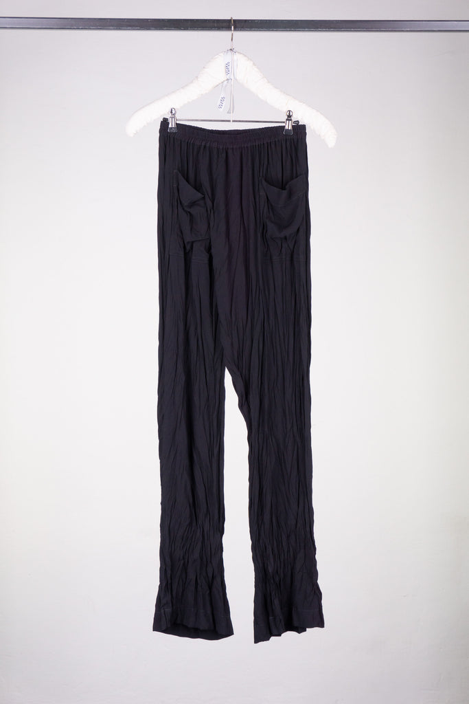 Asymmetrische Japanhose mit elastischem Bund aus gecrashtem schwarzen Seidenstretch. KAYIKO Pure Black Kollektion – handgefertigte Avantgarde Designer Mode aus Wien | Asymmetrical Japanese pants with elastic waistband made of crashed black stretch silk. KAYIKO Pure Black Collection - buy handmade avant-garde designer fashion from Vienna