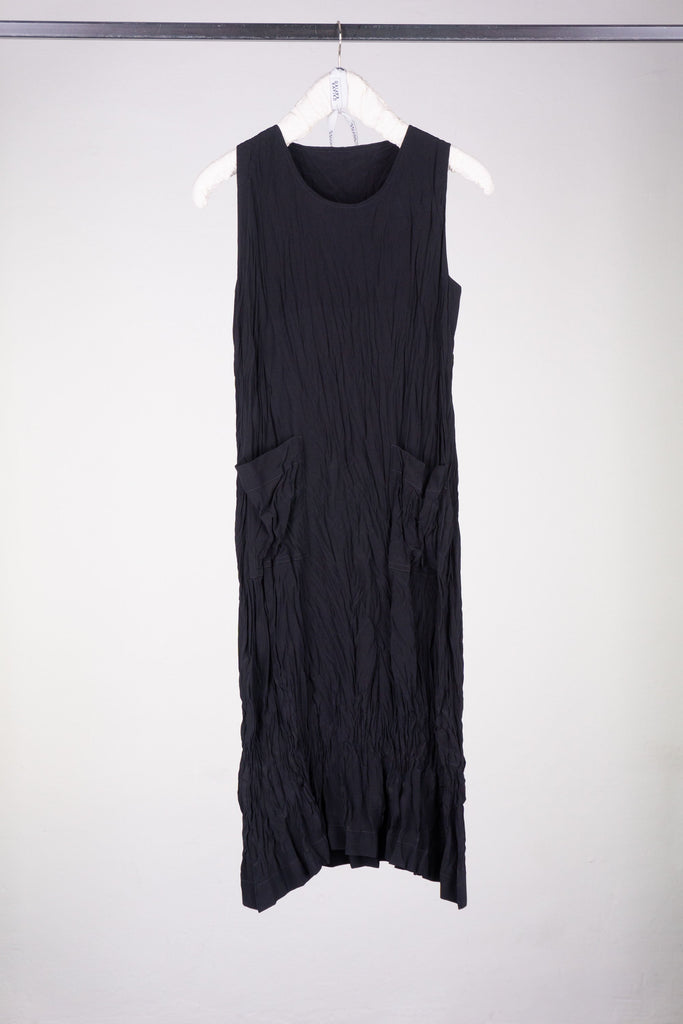 Ärmelloses Kleid in A-Form mit rundem Ausschnitt aus schwarzem Reinseiden-Crêpe de Chine. KAYIKO Pure Black Kollektion – handgefertigte Avantgarde Designer Mode aus Wien| Sleeveless A-line dress with a round neckline in black pure silk crepe de chine. KAYIKO Pure Black Collection - buy handmade avant-garde designer fashion from Vienna