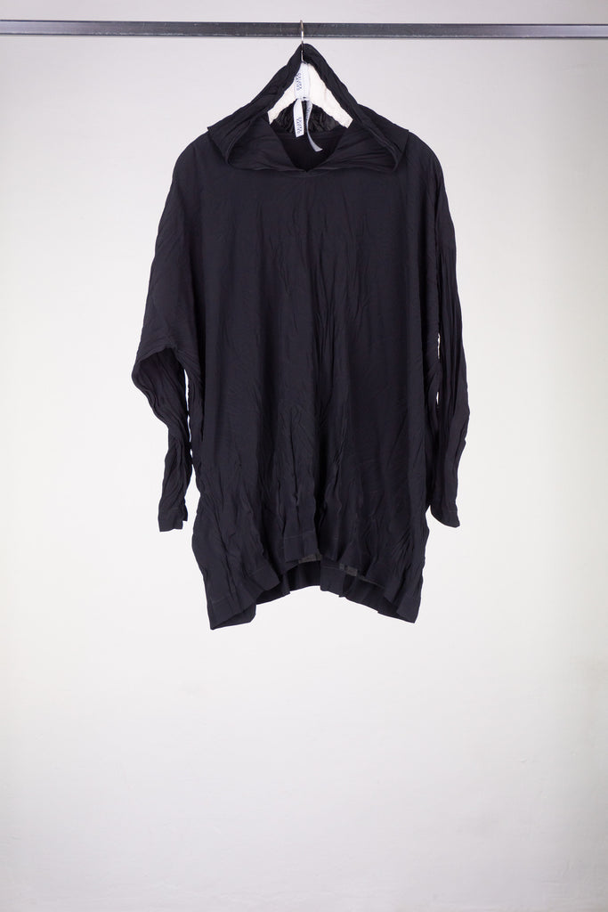Unisex-Shirt mit Kapuze aus schwarzem Reinseiden-Crêpe de Chine. KAYIKO Pure Black Kollektion – handgefertigte Avantgarde Designer Mode aus Wien | Unisex hooded shirt in black pure silk crepe de chine. KAYIKO Pure Black Collection - buy handmade avant-garde designer fashion from Vienna